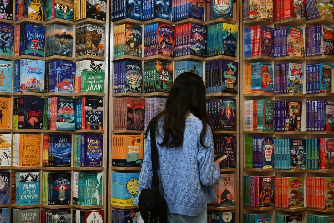 Başkan Altay minik kitap kurtlarıyla bir arada 15